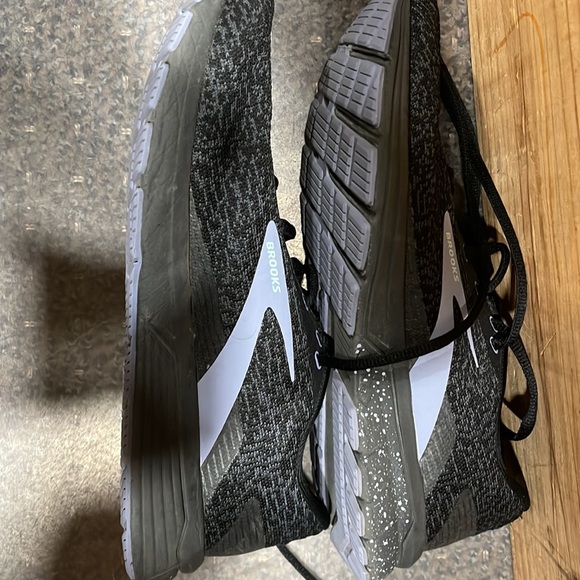 Brooks running shoe size 9. Worn handful of times. - Picture 4 of 7
